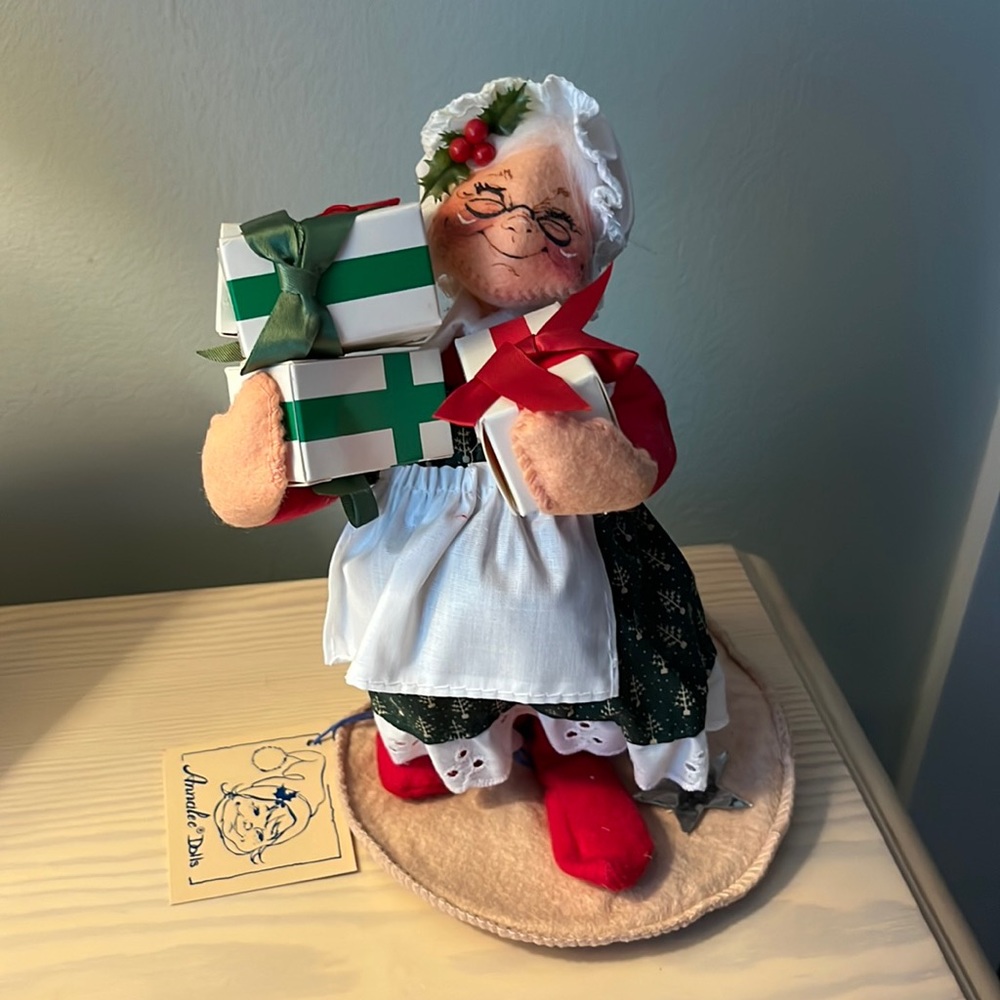Annalee Dolls 7” Mrs Santa with presents mint/near mint condition